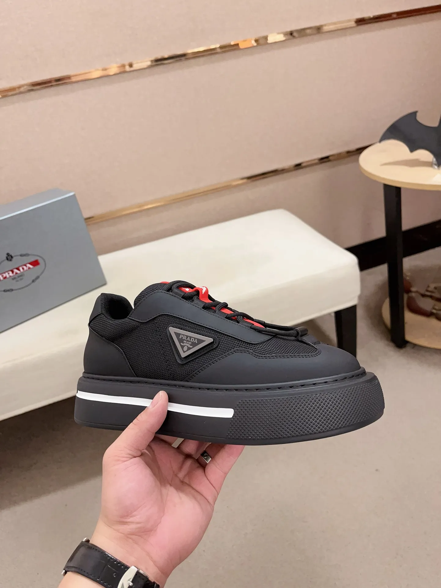 Men's shoes 💰 580💰 ✔️✔️✔️High-quality new PRADA counters are launched at the same time. The new men's shoes and 😘fabrics are selected from first-layer cowhide and are made by pure handicrafts. Lining: Full cowhide lining. 👍🏿 High-end ☄️ air-cushion molded anti-slip rubber outsole, exquisite lines, simple and elegant, comfortable and high-end for leisure travel. Code number: 38 to 44
